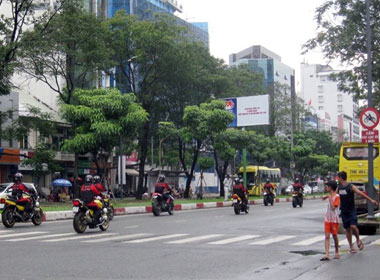 Nhóm mô tô tám chiếc này liên tục múa gậy, bật loa yêu cầu cả xe máy lẫn ô tô phải nhường đường cho đoàn cũng như chạy rất nhanh.