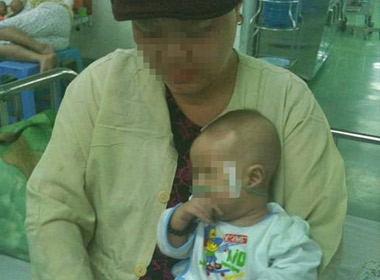 Bà ngoại và bé Coca.