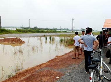 Hố nước sâu 2 m không có biển báo nguy hiểm