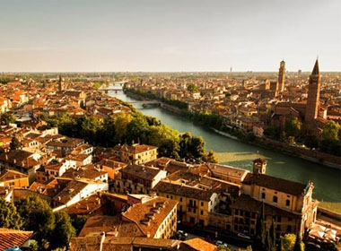 Thành phố Verona xinh đẹp và cổ kính nằm ở vùng Veneto, miền bắc nước Italy. Ảnh: Flickr.