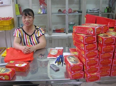 Bà Đỗ Thị Nhuần thừa nhận chiếc bánh mốc là sản phẩm do cơ sở mình sản xuất. Lý do được đưa ra là bánh không có chất bảo quản nên chỉ sử dụng trong 10 ngày, còn chuyện thiếu tem nhãn do mới làm, chưa kịp... đi in.