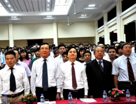 (Từ trái qua) GS Ngô Bảo Châu, Bộ trưởng Phạm Vũ Luận và nhiều đại biểu về dự lễ khai giảng năm học mới tại Trường chuyên Khoa học tự nhiên - Ảnh: Thúy Hằng