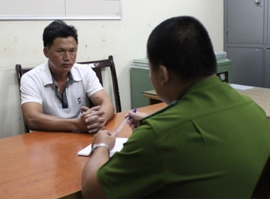 Hung thủ Phạm Văn Lợi (áo trắng) tại cơ quan điều tra