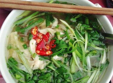 Phở gà Hà Nội cũng rất được yêu thích bởi hương vị thanh thanh, nhẹ nhàng của nó.