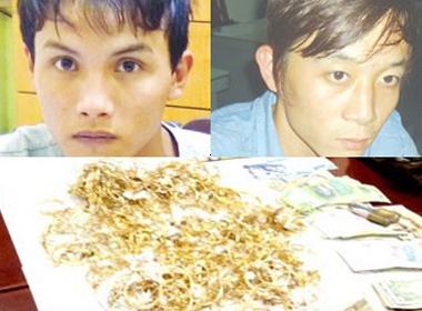 Hai nghi can Long, Anh cùng tang vật lúc bị bắt 