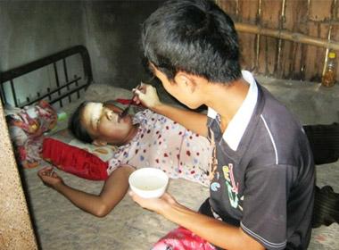 Từ ngày chị Lượt lâm trọng bệnh, cuộc sống gia đình rơi vào cảnh khốn cùng, các con của chị cũng đang đứng trước nguy cơ phải bỏ học giữa chừng