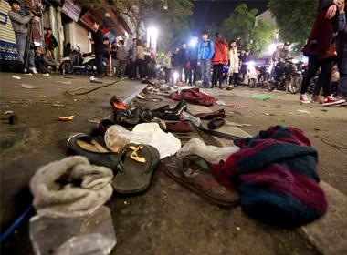 Có những đoạn phố như một bãi chiến trường. Ảnh: Lê Hiếu.