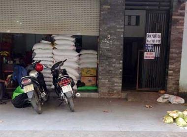 Hiện trường trước quán bán dừa, gạo.