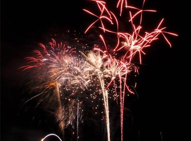 Màn pháo hoa lung linh nhìn từ bờ sông Sài Gòn, Q.2.