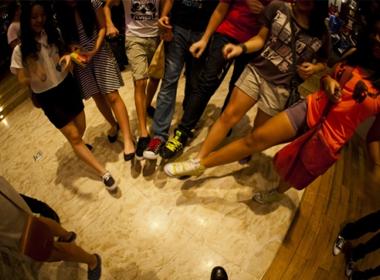 Ở Argentina, đúng 12h đêm giao thừa, mọi người sẽ bước lên phía trước bằng chân phải để khởi đầu một năm mới.