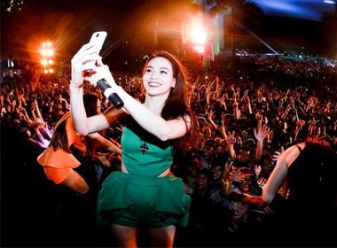 Hồ Ngọc Hà ghi lại khoảnh khắc đón giao thừa hạnh phúc bên người hâm mộ và các bạn trẻ Sài Gòn.