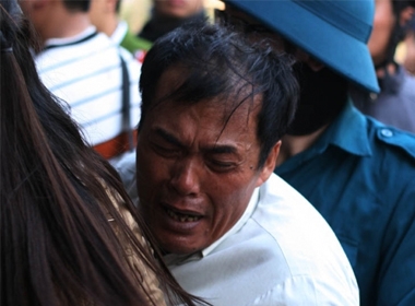 Bố chị Huế đã khóc ngất khi nghe tin con gái đã chết