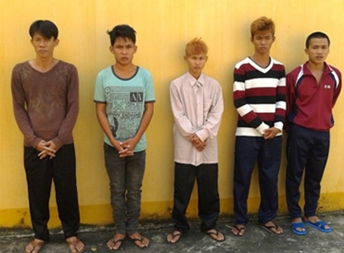 5 đối tượng cướp vàng bị bắt (từ trái qua là Việt, Sang, Duy, Danh, Tài).