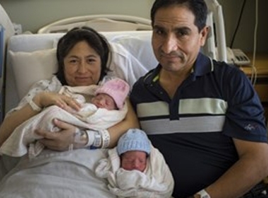 Chị Yaleni Tohalino và 2 con song sinh chào đời trong 2 năm. (Ảnh: Washington Post)