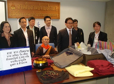 Ông Nguyen Van Thiet (ngồi) bị cáo buộc buôn lậu ma túy đá vào Thái Lan