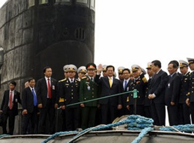 Thủ tướng Nguyễn Tấn Dũng thị sát tàu ngầm lớp Kilo mang tên Hà Nội trong chuyến thăm Nga tháng 5/2013. Ảnh: TTXVN 