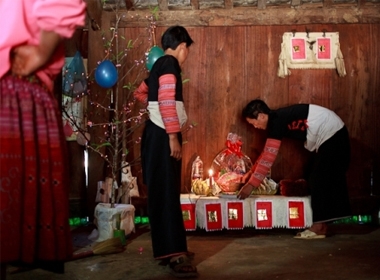 Một nghi lễ cúng của người Mông trong ngày Tết. Ảnh: tienphong.