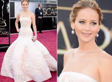 Jennifer Lawrence với chiếc váy Dior ở lễ trao giải Oscar 2013