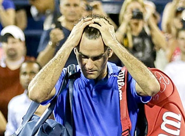 Federer không thể vượt qua Hewitt