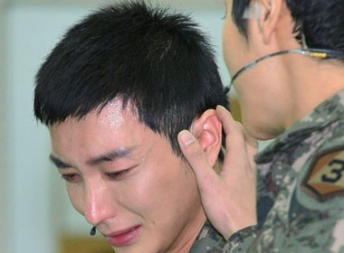   Nam ca sĩ Leeteuk, trưởng nhóm Super Junior đau đớn khi biết tin dữ về cha và ông bà. 