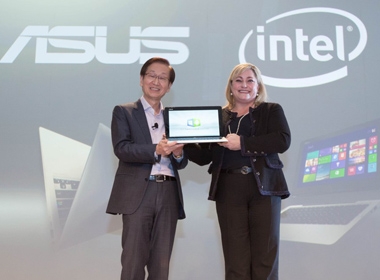 Chủ tịch tập đoàn Intel, bà Renee James đã chia vui cùng ASUS.