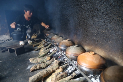 Niêu cá kho một lửa suốt thời gian dài nên luôn phải có người canh bếp. Lửa không được để lớn ngọn và lúc nào than cũng đỏ.