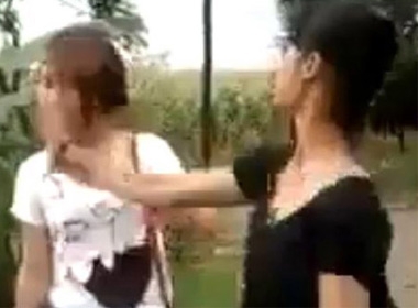 Nữ sinh tát tai bạn hàng chục cái trong vòng chưa đến 6 phút - Ảnh chụp từ clip