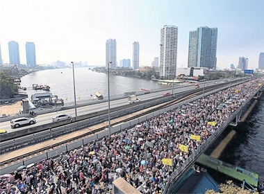 Phe biểu tình bác đề xuất hoãn bầu cử. Ảnh: Bangkok Post
