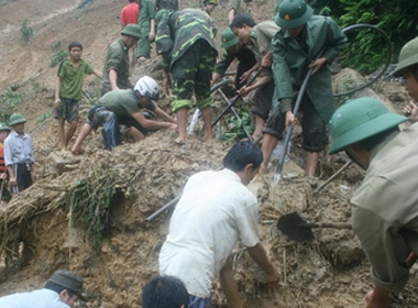Lực lượng tìm kiếm đang đào bới tìm kiếm xác nạn nhân trong vụ sập hầm vàng