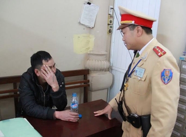 Đại úy Trần Phong đối diện tên cướp tại cơ quan CA