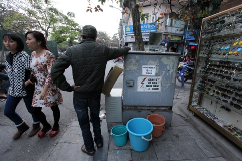 Biển cảnh báo 'Nguy hiểm chết người' trên hộp điện này không có ý nghĩa gì với người đàn ông này (Ảnh chụp tại phố Lương Văn Can).