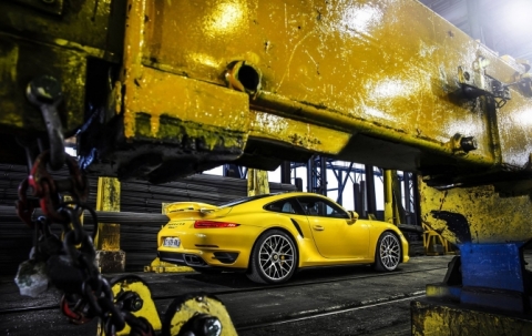 Những shoot hình cực đẹp 'tóm gọn' Porsche 911 turbo s 'đột nhập' nhà máy gang thép