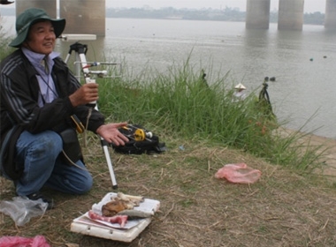 Tiến sỹ Vũ Văn Bằng đang đo bức xạ tại khu vực cầu Thanh Trì