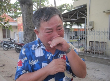 Cha của Lê Thị Bích Trâm đau đớn khi nhận được tin con gái bắt cóc trẻ em vì áp lực gia đình nhà chồng. Ông mong gia đình nạn nhân và xã hội tha thứ cho Trâm.