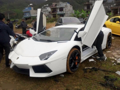 Đây được xem là siêu xe Lamborghini Aventador LP700-4 màu trắng đầu tiên tại Việt Nam.