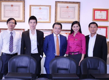  Nathan Lee chụp ảnh cùng bố - Ông Trương Triều Dương (vest xanh, ở giữa) và bố mẹ chồng Tăng Thanh Hà là ông Jonathan Hạnh Nguyễn và diễn viên Thủy Tiên (bên phải).