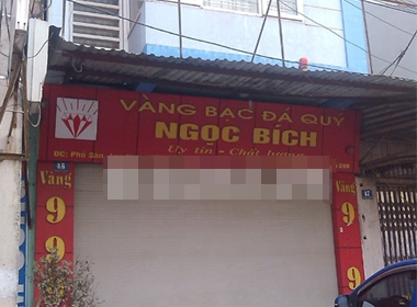 Tiệm vàng Ngọc Bích giờ đây nằm u uất trên con phố sầm uất.