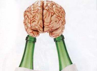 Cai rượu mới chữa được bệnh não do rượu.