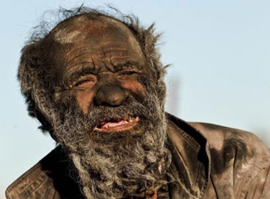 Ông Amou Haji (80 tuổi) đã không hề tắm rửa trong vòng 60 năm