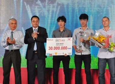 Với 732 điểm, U19 Việt Nam đã được vinh danh ở giải Fair-Play 2013. Đội trưởng Xuân Trường cùng Tuấn Anh và HLV Graechen thay mặt đội lên nhận giải thưởng.