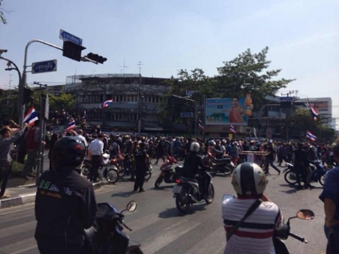 Cuộc tuần hành biểu tình trưa nay bị gián đoạn do một quả bom nhỏ ở đường Banthad Thong