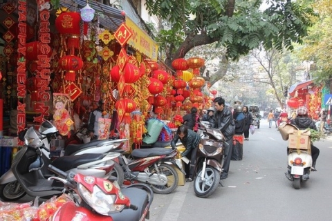  Thời điểm này, phố Hàng Mã, Hà Nội nổi bật với màu đỏ ở mọi ngóc ngách...