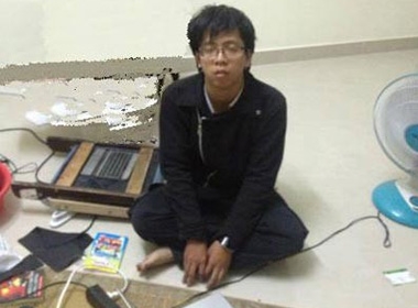 'Trùm hacker' Nguyễn Văn Hòa bị bắt giữ cùng tang vật vụ án.