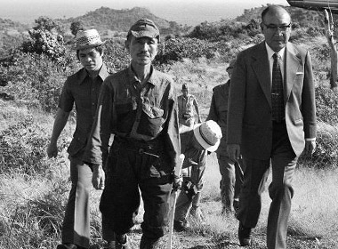 Hiroshi Onoda rời khỏi rừng sau khi được thuyết phục rằng chiến tranh đã kết thúc