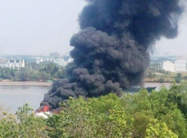 Tàu cánh ngầm bốc cháy trên sông Sài Gòn