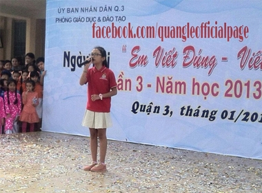 Mỹ Chi tham gia văn nghệ tại ngày hội 'Em viết đúng, viết đẹp'.