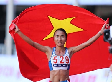 Nhà vô địch marathon SEA Games 2013 Phạm Thị Bình sẽ trích phần lớn tiền thưởng gần 100 triệu đồng để nuôi em trai ăn học