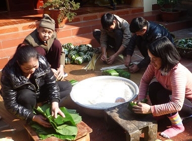 Các thế hệ trong gia đình ông Nguyễn Văn Quân dồn hết cái tâm, sự chăm chỉ vào từng chiếc bánh chưng