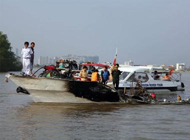 Hiện trường vụ tàu cánh ngầm Vina Express bị cháy trên sông Sài Gòn