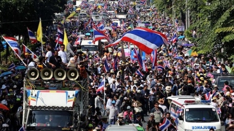 Làn sóng biểu tình ở Bangkok khiến chính phủ Thái Lan phải ban bố tình trạng khẩn cấp trong vòng 60 ngày